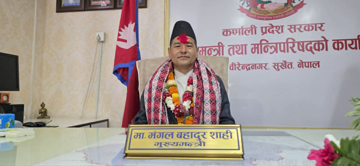 कर्णाली प्रदेश सरकारका नवनियुक्त मुख्यमन्त्री मंगलबहादुर शाही बुधबार मुख्यमन्त्री तथा मन्त्रिपरिषद कार्यालय, सुर्खेतमा पदभार ग्रहण गर्दै। तस्बिरः शुरबहादुर सिंह/रासस
