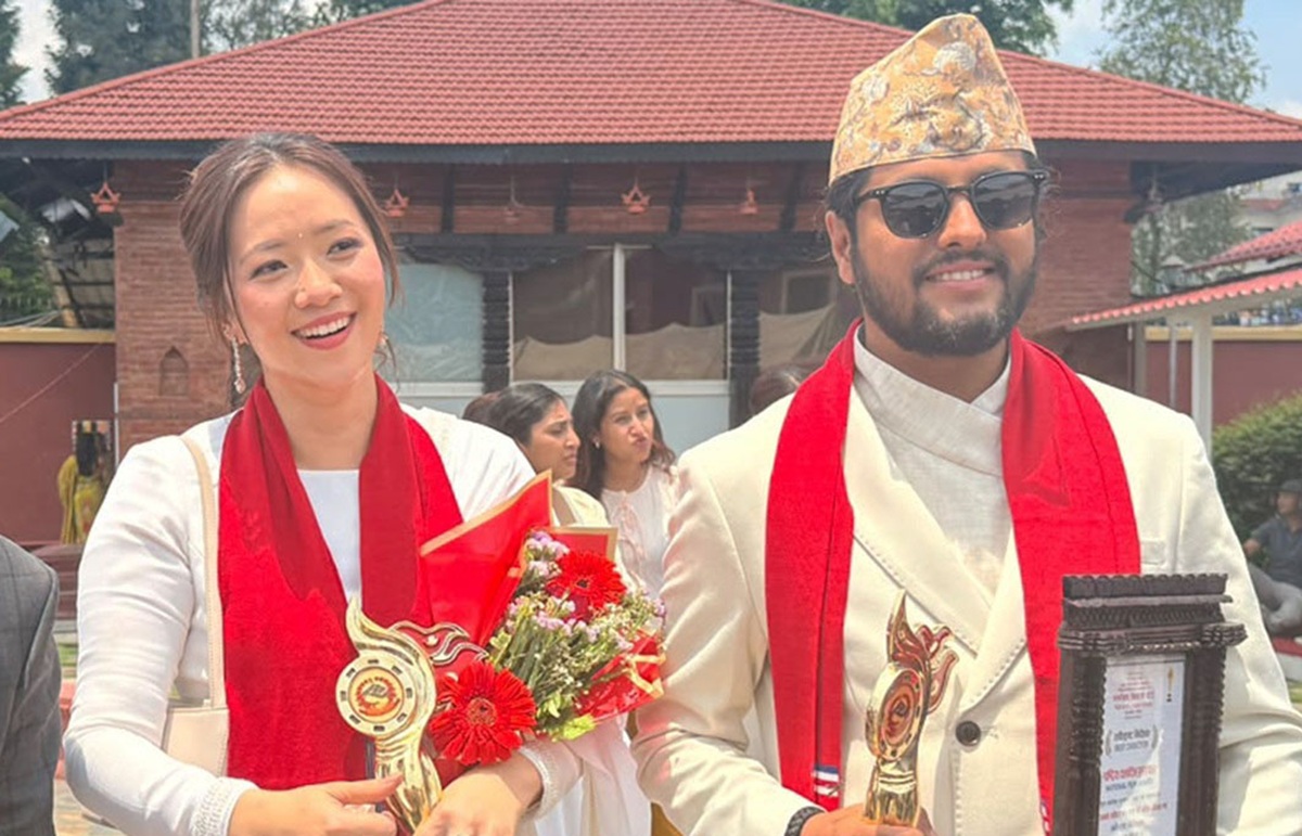 -'ऊनको स्वीटर' अभिनेत्री मिरूना मगर र निर्देशक नवीन चौहान।