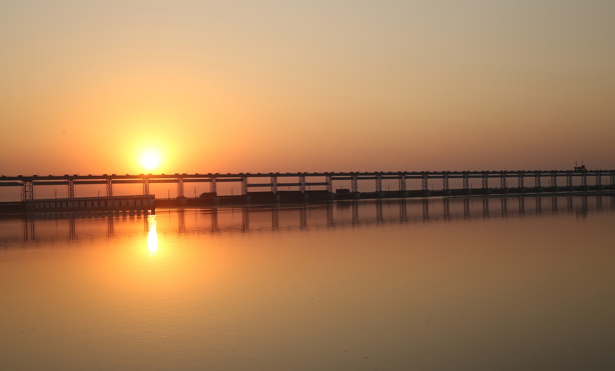 सुनसरीकाे कोसी गाउँपालिकास्थित सप्तकोसी नदीको कोसी ब्यारेजबाट शुक्रबार देखिएकाे अस्ताउँदै गरेको सूर्य। तस्बिर: नवीन गड्तौला/ रासस