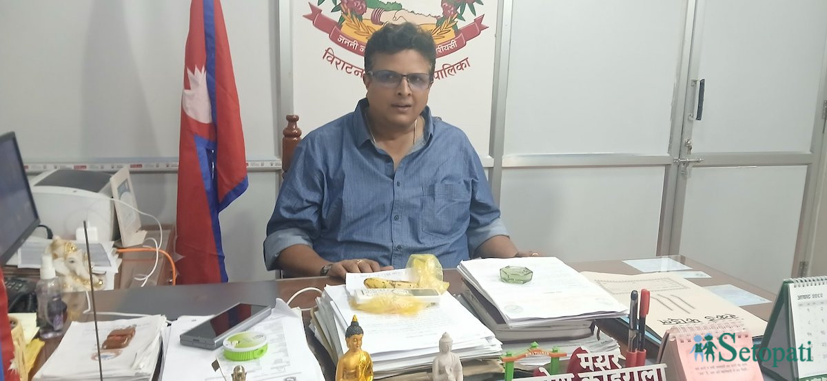 इसराइलबाट फर्केपछि शुक्रबार आफ्नो कार्यकक्षमा सञ्चारकर्मीहरूसँग कुरा गर्दै विराटनगरका मेयर नागेश कोइराला। तस्बिर: राजु अधिकारी/सेतोपाटी