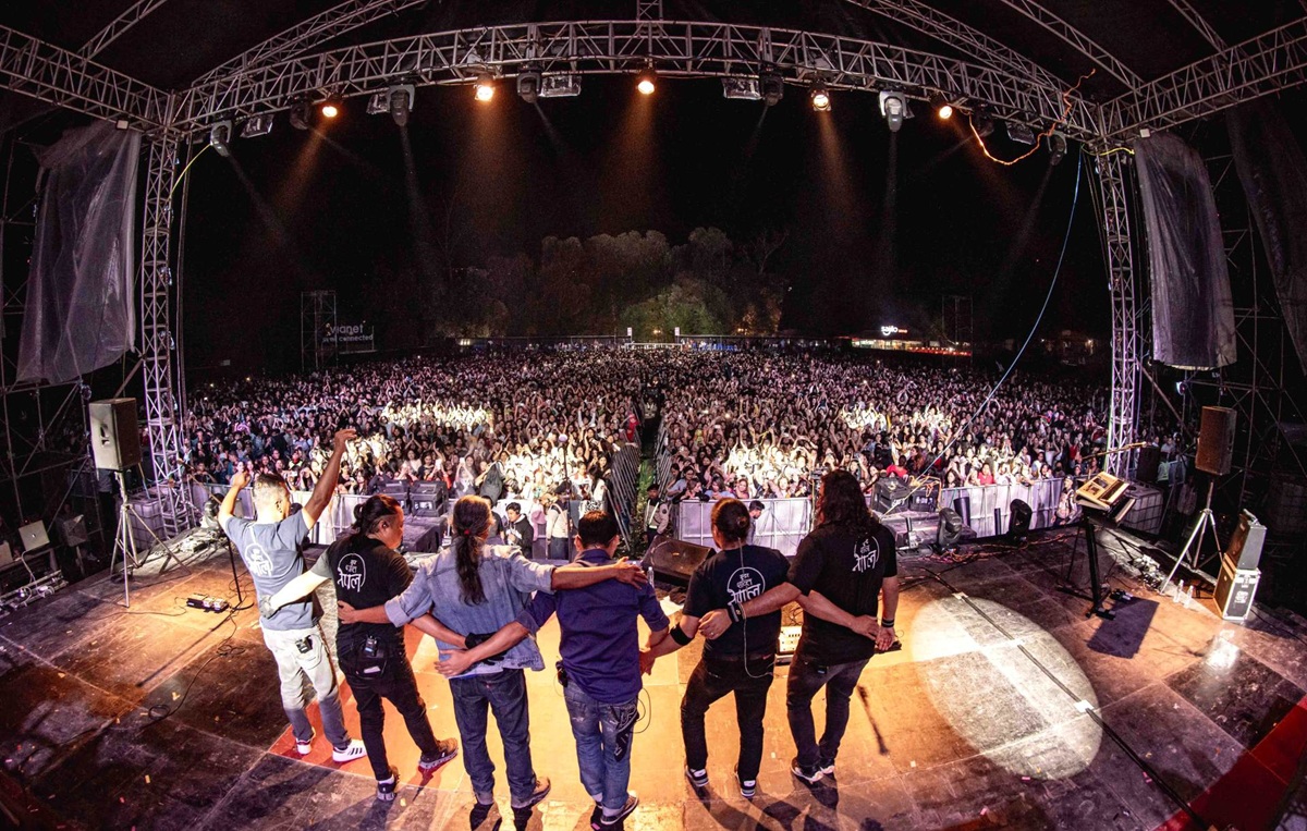 Nepathya-band-members-bow-to-the-audience-after-the-concert-1791883824.jpg