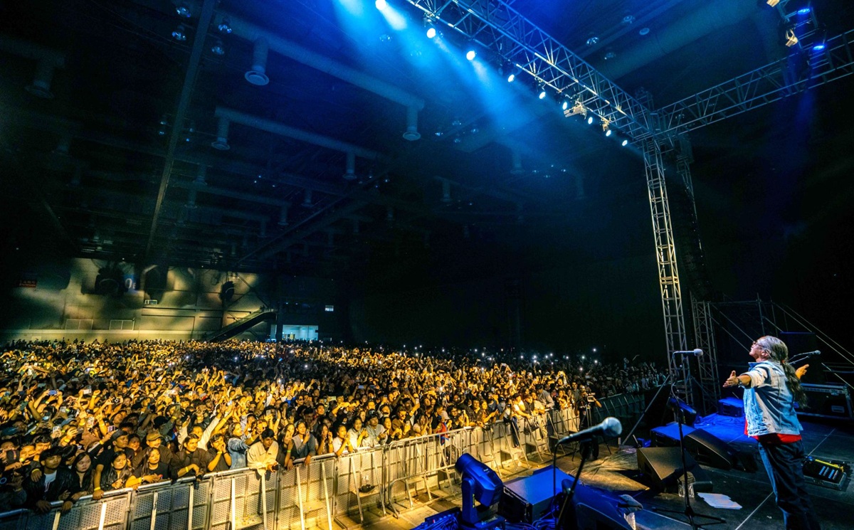 Nepathya-frontman-with-the-Seoul-audience.-Photo-nepalaya-1790581932.jpg