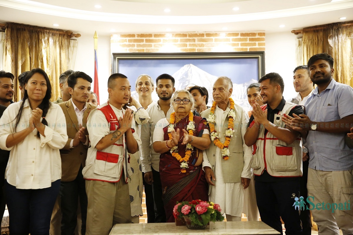 शपथग्रहणपछि प्रधानमन्त्री सुशीला कार्कीसँग सामूहिक तस्बिर खिचाउँदै जेन–जी युवा र अन्य। यसमा कार्कीको ठ्याक्कै पछाडि उभिएका छन् पुरूषोत्तम यादव।