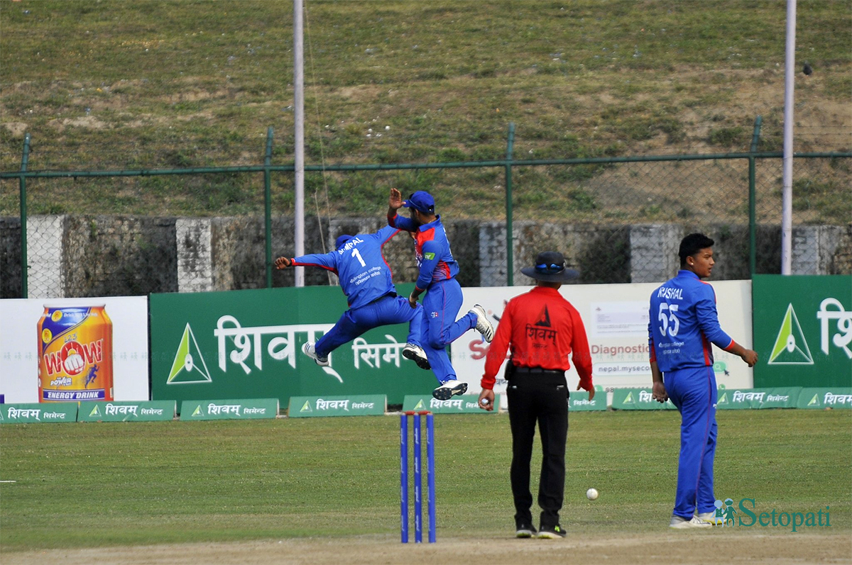 विकेट लिएपछि खुसी मनाउँदै नेपाली खेलाडीहरू। तस्बिरः नारायण महर्जन/सेतोपाटी