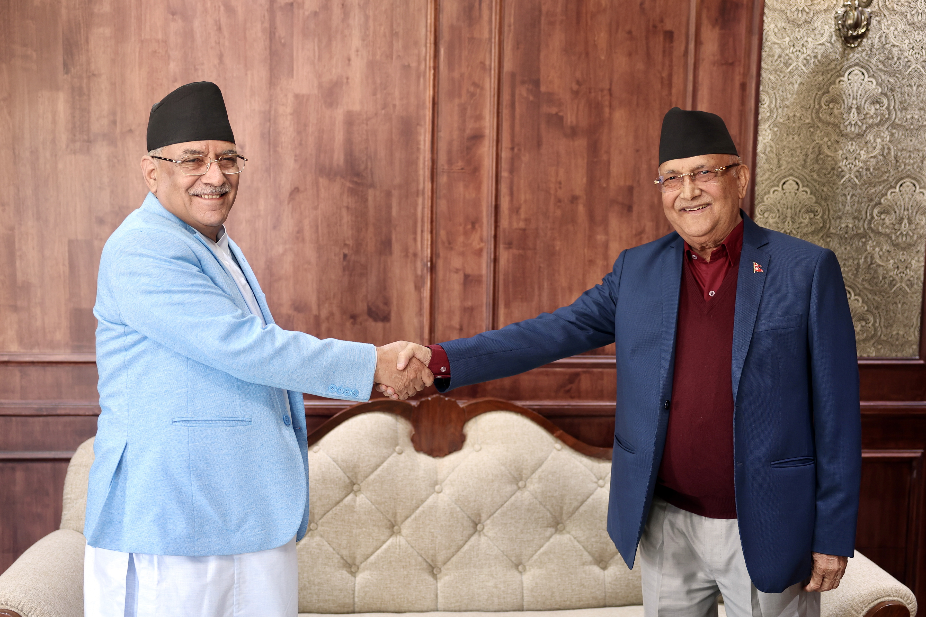 प्रधानमन्त्री पुष्पकमल दाहाल ‘प्रचण्ड’ र नेपाल कम्युनिस्ट पार्टी (एमाले) का अध्यक्ष केपी शर्मा ओली शुक्रबार सिंहदरबारमा भेटघाट गर्दै। तस्बिर : प्रदीपराज वन्त/रासस