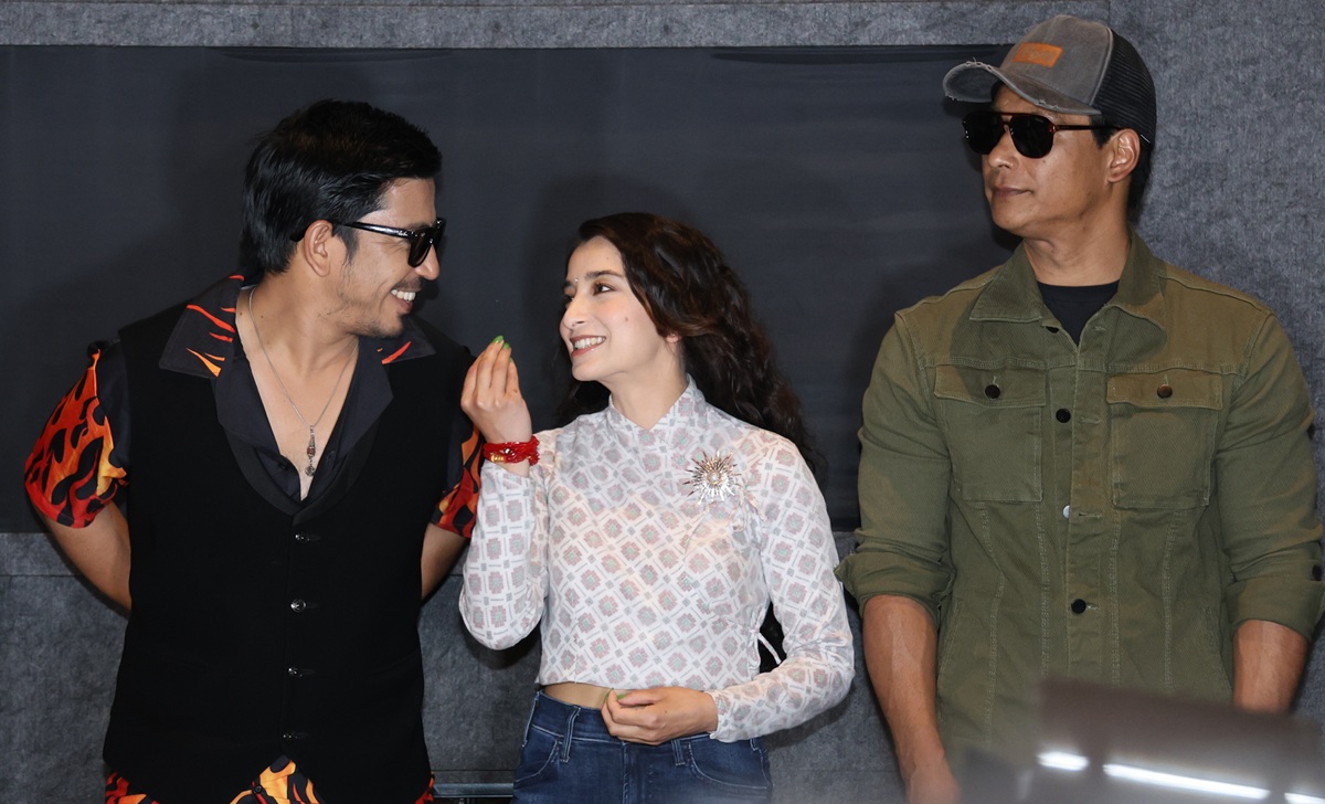 –ट्रेलर रिलिज कार्यक्रममा कलाकारहरू।