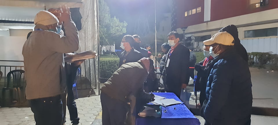 कांग्रेस महाधिवेशन क्रममा सोमबार राति साढे ११ बजे मतदान सकिएपछि उम्मेदवारका प्रतिनिधिहरू मुचुल्कामा हस्ताक्षर गर्दै। तस्बिर: प्रशन्न पोखरेल/सेतोपाटी