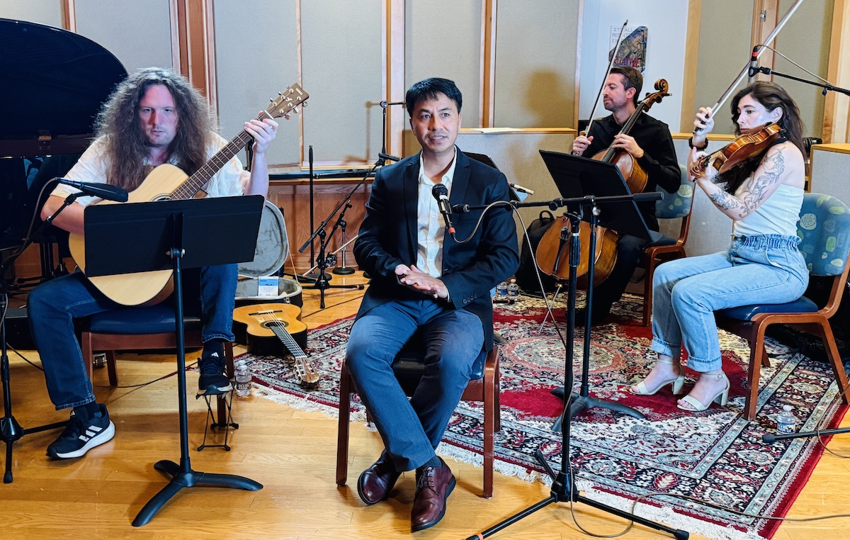 नारायण श्रेष्ठ कविता वाचन गर्दै।