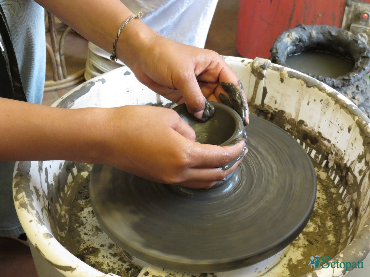 भक्तपुरको पोटरी स्क्वायरमा माटोको भाँडा बनाइँदै। तस्बिर: आर्या श्रेष्ठ/सेतोपाटी