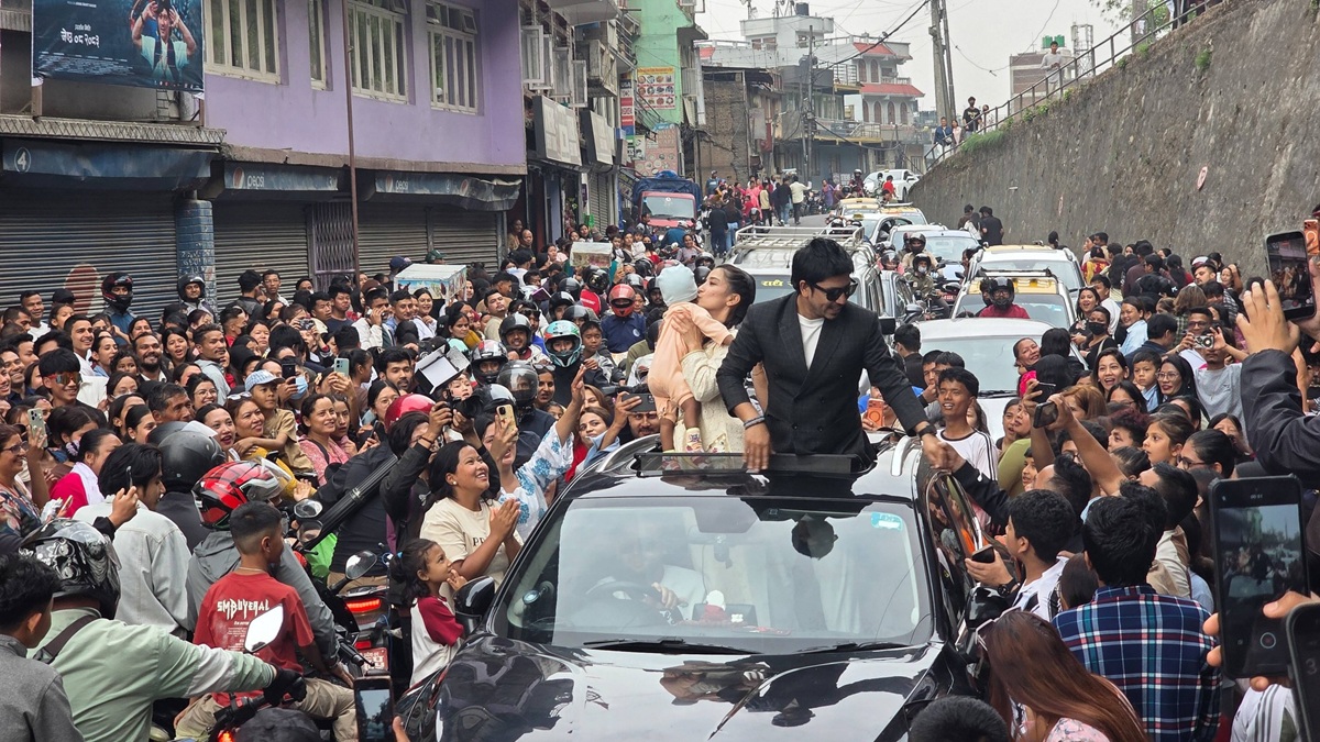 अष्टनारायण हलबाहिर दर्शक भेटघाटका क्रममा प्रकाश सपुत र सुहाना थापा। तस्बिरः कुमार आचार्यको फेसबुकबाट