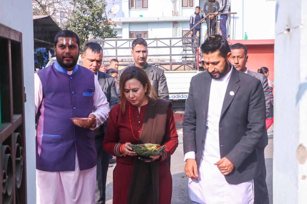 गृहमन्त्री नियुक्त भएपछि लामिछाने पूजाआजा गरेर मन्त्री क्वाटरमा सरेका थिए। फाइल तस्बिर।