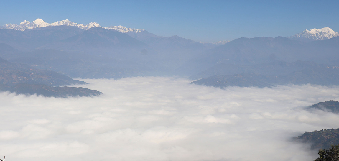 नुवाकोटको बेलकोटगढी–९ बाघखोरबाट आइतबार बिहान देखिएको कुहिरोले ढाकिएको जिल्ला सदरमुकाम विदुर सहित आसपासको क्षेत्र र पृष्ठभूमिमा लाङटाङ र गणेश हिमाल। तस्बिर:  रामहरि न्यौपाने/रासस