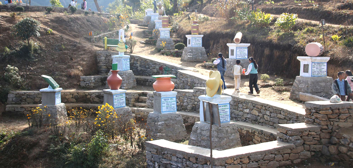 पाँचथरको फिदिम नगरपालिका–३ लालीखर्कमा स्थापित किराँत-राई समुदायको धार्मिक,साँस्कृतिक पहिचानका विषयहरूबारे जानकारी दिने ताया रुङरी खिम उद्यान। ‘ज्ञान र शक्ति प्राप्त गर्ने घर’ अर्थ लाग्ने यस उद्यानमा किराँत-राई समुदायको परम्परामा रहेको जन्मदेखि मृत्युसम्मका संस्कारमा प्रयोग हुने वस्तुहरूको प्रतिमा, वनस्पतिका बिरूवा लगायत सामग्री रहेका छन्। तस्बिर : रवीन्द्र काफ्ले/रासस