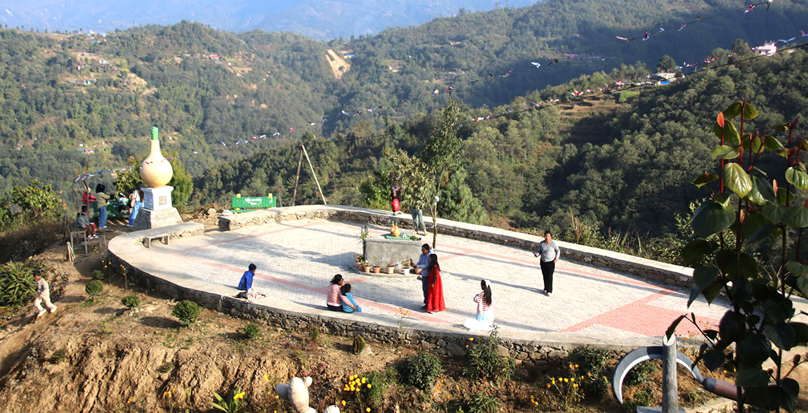 पाँचथरको फिदिम नगरपालिका–३ लालीखर्कमा स्थापित किराँत-राई समुदायको धार्मिक,साँस्कृतिक पहिचानका विषयहरूबारे जानकारी दिने ताया रुङरी खिम उद्यानमा निर्माण गरिएको साकेला थान। यो उद्यान किराँत-राई समुदायको संस्कृति र परम्पराबारे अध्ययन गर्न मिल्ने आकर्षक पर्यटकीय गन्तव्य बन्दै गएको छ। तस्बिर: रवीन्द्र काफ्ले/रासस