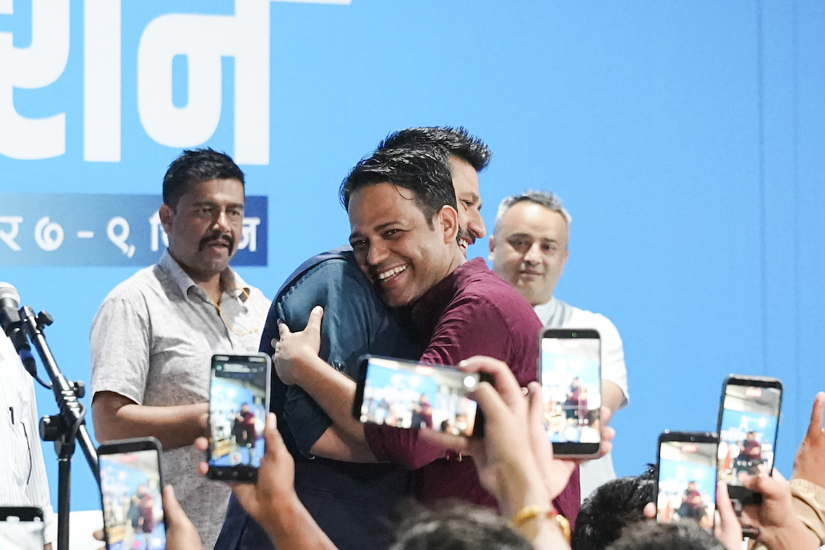 नवनिर्वाचित महामन्त्री विपिन कुमार आचार्यलाई बधाई दिँदै सभापति रवि लामिछाने। तस्बिर: नेपाल फोटो लाइब्रेरी