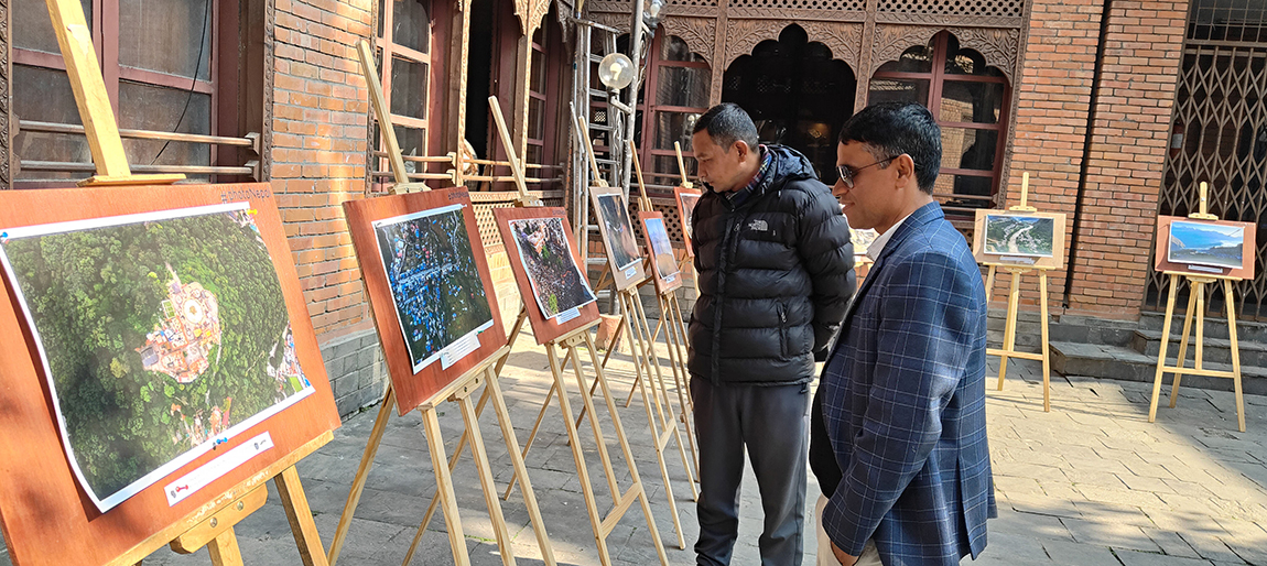 फोटो पत्रकार नविनबाबु गुरूङले ड्रोनबाट खिचेका तस्बिर प्रदर्शनीको नेपाल पर्यटन बोर्ड भृकुटी मण्डपमा अवलोकन गर्दै सर्वसाधारण। तीन दिनसम्म चलेको प्रदर्शनीमा नेपालका प्रमुख पर्यटकीय स्थल,  प्राकृतिक स्थल तथा मौलिक चाडपर्व झल्किने तस्बिर राखिएका छन्। तस्बिर- रत्न श्रेष्ठ/रासस