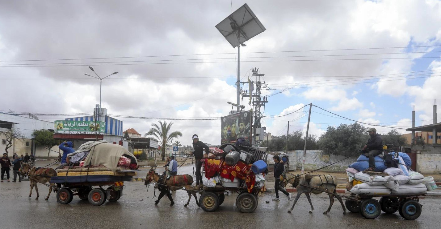 इसराइली सेनाले आफ्नो सैन्य कारबाहीअघि दक्षिणी गजास्थित राफा सहरको पूर्वी भाग खाली गर्न उर्दी जारी गरेपछि प्यालेस्टिनीहरू सामानसहित सोमबार त्यहाँबाट अन्यत्र जाँदै। तस्बिर: एपी