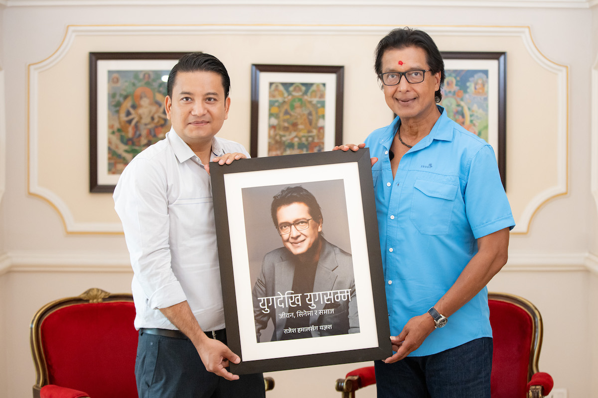 राजेश हमालको आत्मकथा 'युगदेखि युगसम्म' को सोमबार आवरण सार्वजनिक गर्दै प्रकाशक फाइन प्रिन्टका प्रमुख कार्यकारी निरज भारी र राजेश हमाल।