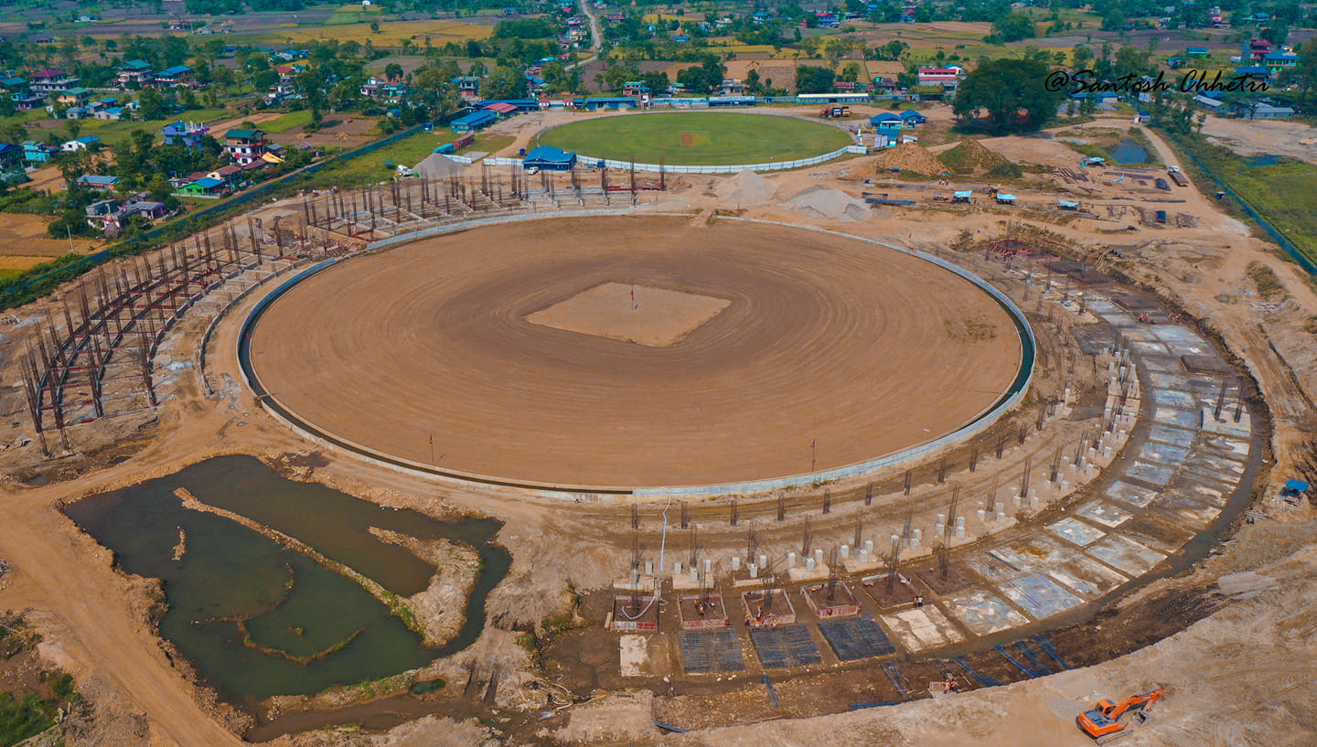 चितवनमा बन्दै गरेको गौतम बुद्ध अन्तर्राष्ट्रिय क्रिकेट रंगशालाको मुख्य मैदान। तस्बिरः धुर्मुस सुन्तली फाउण्डेसन।