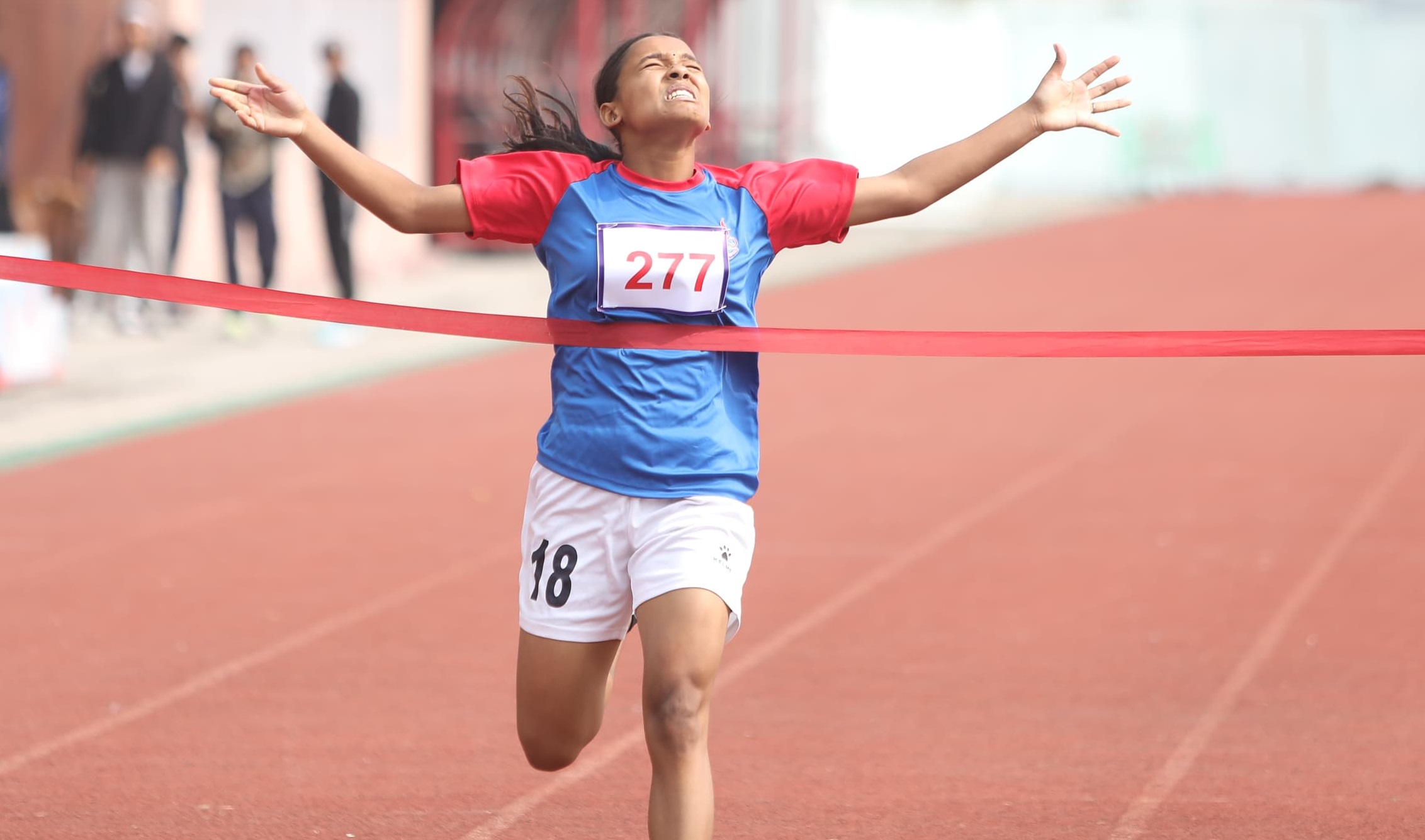 राष्ट्रपति रनिङ सिल्डको ४ सय मिटर दौडमा कीर्तिमान बनाएकी संगीता विक। तस्बिर : लोकेन्द्रकुमार बस्नेत/राखेप