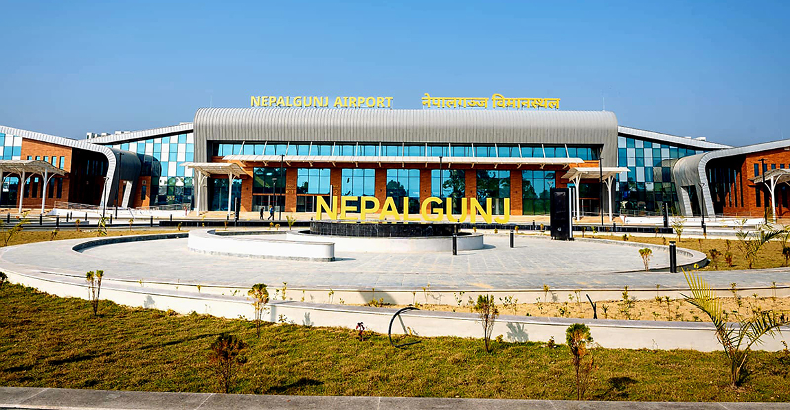 नेपालगञ्ज विमानस्थलमा पाँच हजार ७५ स्क्वायर मिटरको क्षेत्रफलमा निर्माणाधीन अत्याधुनिक ‘टर्मिनल’ भवन। जस्ले ‘पिकआवर’ मा प्रतिघण्टा एक हजार छ सय यात्रुलाई सेवा दिनेछ। दुई अर्ब ९८ करोडको कुल लागतमा निर्माण भइरहेको उक्त टर्मिनल भवनभित्र यात्रु जाँच काउन्टर १४ वटा, भिआइपी कक्ष तीन, बच्चाका लागि खेल्ने क्षेत्र एक, भन्सार र क्वारेन्टिइन चेकजाँचका लागि अलगअलग कक्ष निर्माण गरिएका छन्। तस्बिरः रूपनी जिएम/रासस