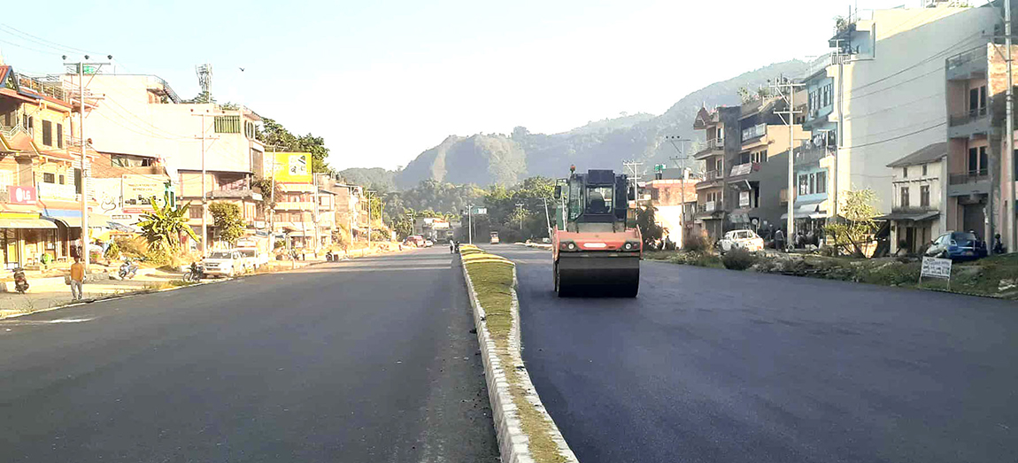 पृथ्वीराजमार्ग अन्तर्गत पश्चिम खण्डमा पर्ने तनहुँको खैरेनीटार बजार क्षेत्रमा कालोपत्र पश्चात लोडरले सडक सम्याइँदै। पोखराको पृथ्वीचोकस्थित सेती पुलदेखि तनहुँको म्याग्दे गाउँपालिकाको जामुनेसम्मको ३९ किमी रहेकाे पश्चिम खण्डमा कालोपत्र थालिएको हो। जामुनेदेखि आँबुखैरेनीसम्मको ४३ किमी  पूर्वी खण्डमा सडक कालोपत्र कार्य सम्पन्न भइसकेको छ। तस्बिर: सानेबहादुर नेपाली/रासस