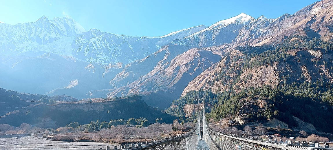 मुस्ताङको थासाङ गाउँपालिका-२ स्थित कालीगण्डकी नदीमा नवनिर्मित ५ सय ७२ मिटर लामो  झोलुङ्गे पुल र  पृष्ठभूमिमा देखिएको  धौलागिरि र मानापाथी हिमालसहित आसपासका क्षेत्र। तस्बिर: सुशीलबाबु थकाली/रासस