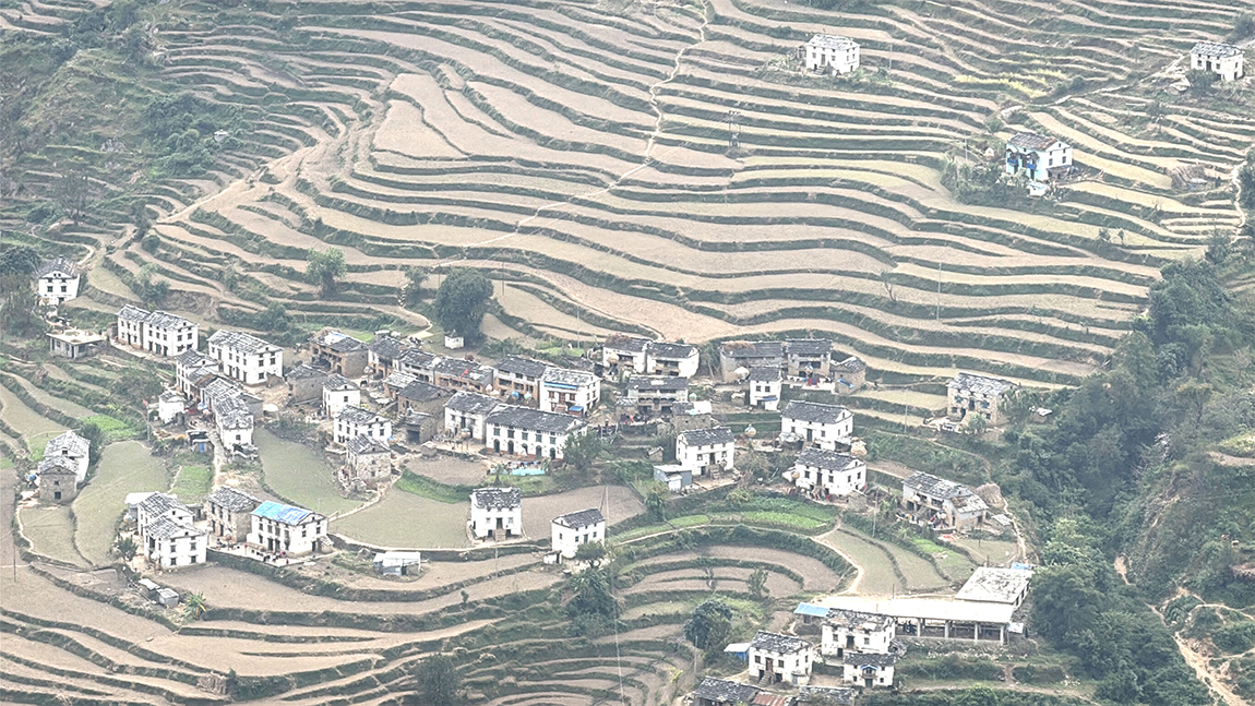 अछामको रामारोशन गाउँपालिका-४ स्थित बाटुलासैन गाउँ। यो गाउँमा रहेका अधिकांश घरहरू परम्परागत कलात्मक शैलीका छन्। तस्बिर : सुशील भण्डारी / रासस