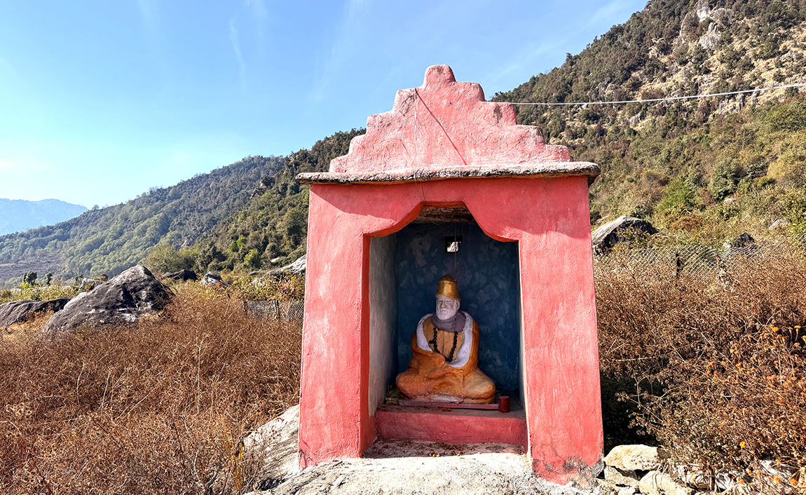 अछामको साफेबगर नगरपालिका-१२ स्थित नैनीमा रहेको आध्यात्मिक गुरू तथा विचारक 'खप्तड बाबा'को प्रतिमा। तस्बिर: सुशील भण्डारी/रासस