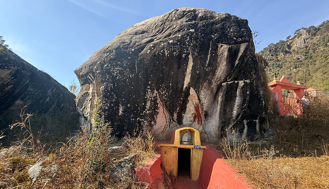 अछाम जिल्लाको साफेँबगर नगरपालिका-१२ स्थित धार्मिक एवम् पर्यटकीयस्थल नैनीमा अवस्थित नेत्र गुफा। भगवान् शिवले सतीदेवीलाई खप्तडबाट मालिका लैजाने क्रममा यस ठाउँमा बास बस्दा सतीदेवीको एक नेत्र (आँखा) यो ठाउँमा खसेको धार्मिक किंवदन्ती रहेको छ। तस्बिर: सुशील भण्डारी/रासस