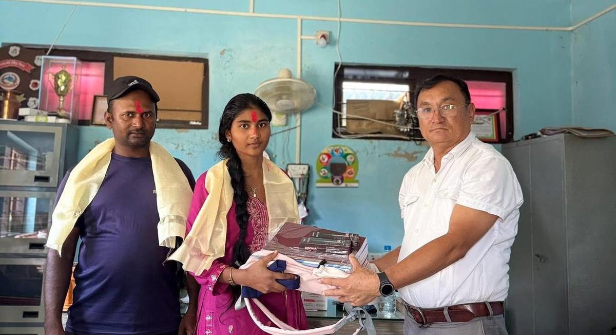 रेखालाई उपहार दिँदै श्री जनता माध्यमिक विद्यालयका प्रिन्सिपल। साथमा रेखाका बुबा सुरेन्द्र। तस्बिर स्रोत: सुरेन्द्र