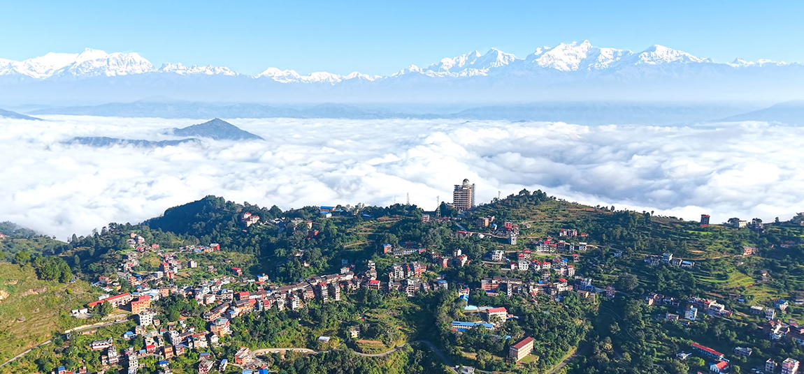 पर्यटकीय नगरी पहाडकी रानी तनहुँको बन्दीपुरसँगै कुहिरोले छोपिएको मर्स्याङ्दी उपत्यकामा पर्ने तनहुँ, लमजुङ र गोरखाका भूभागहरू र पृष्ठभूमिमा देखिएको अन्नपूर्ण, लमजुङ, मनास्लु हिमचुली र बौद्ध हिमाल लगायत हिमश्रृङ्खला। तस्बिरः सागर गिरी/रासस