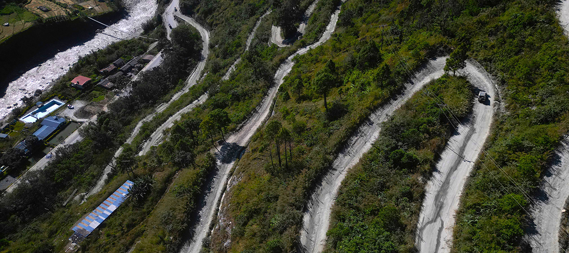 म्याग्दीको रघुगङ्गा गाउँपालिका–३ घुमाउने ताल देखि पिप्ले जोड्ने उकालोमा निर्माण भएको घुम्ती सडक। नेपाल विद्युत प्राधिकरणको सहायक कम्पनी रघुगङ्गा हाइड्रोपावरद्वारा निर्माणाधीन ४० मेगावाट क्षमताको राहुघाट जलविद्युत आयोजनाको पहुँचमार्गमा पर्ने यो सडकले रघुगङ्गा गाउँपालिकाको केन्द्र मौवाफाँट सहितका बस्तीहरूलाई जिल्ला सदरमुकाम बेनीसँग जोड्छ। तस्बिर: सन्तोष गौतम/रासस