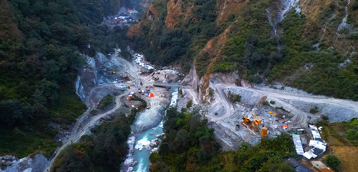 म्याग्दीको धवलागिरी गाउँपालिका–४ खिवाङको घिम्लेटी खारपानीस्थित अपर म्याग्दी जलविद्युत आयोजनाको विद्युतगृह निर्माणस्थल। हाइड्रो इम्पायर प्रालि प्रवर्द्धक रहेको ४६ दशमलब २५ मेगावाट क्षमताको यस आयोजनाको ३५ प्रतिशत भौतिक प्रगति भएको छ। तस्बिर: सन्तोष गौतम/रासस