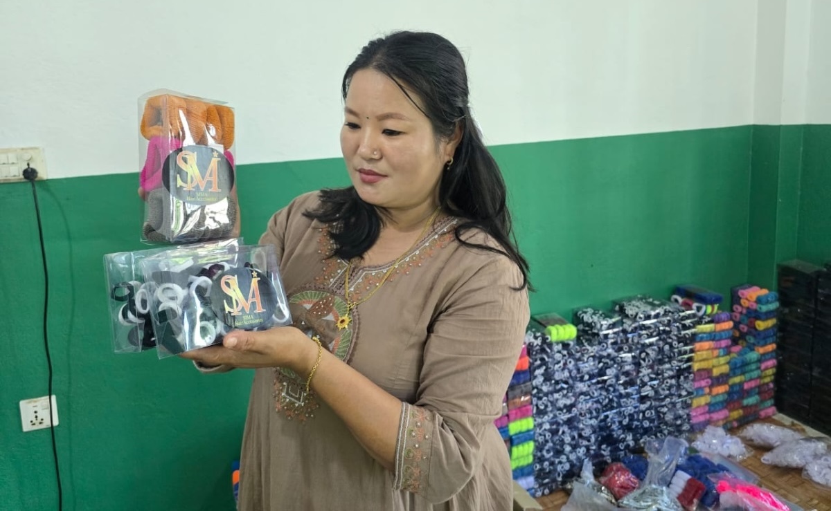 सीमा लिम्बू आफूले उत्पादन गरेका रबरब्यान्ड देखाउँदै। तस्बिर स्रोतः सीमा लिम्बू