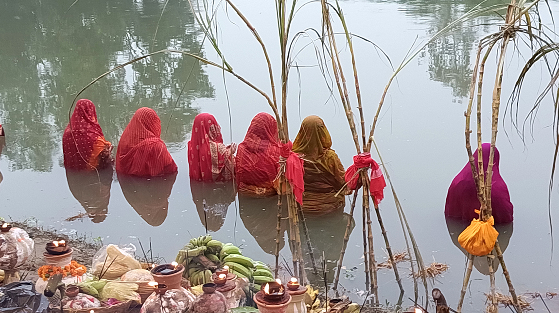 महाेत्तरी जिल्लाकाे जलेश्वर नगरपालिका-८ स्थित चाैधरी पाेखरीमा छठ ब्रतालुहरू उदाउँदो सूर्यलाई मङ्गलबार बिहान अर्घ्य दिँदै। तस्बिर: सञ्जीतकुमार मण्डल/रासस