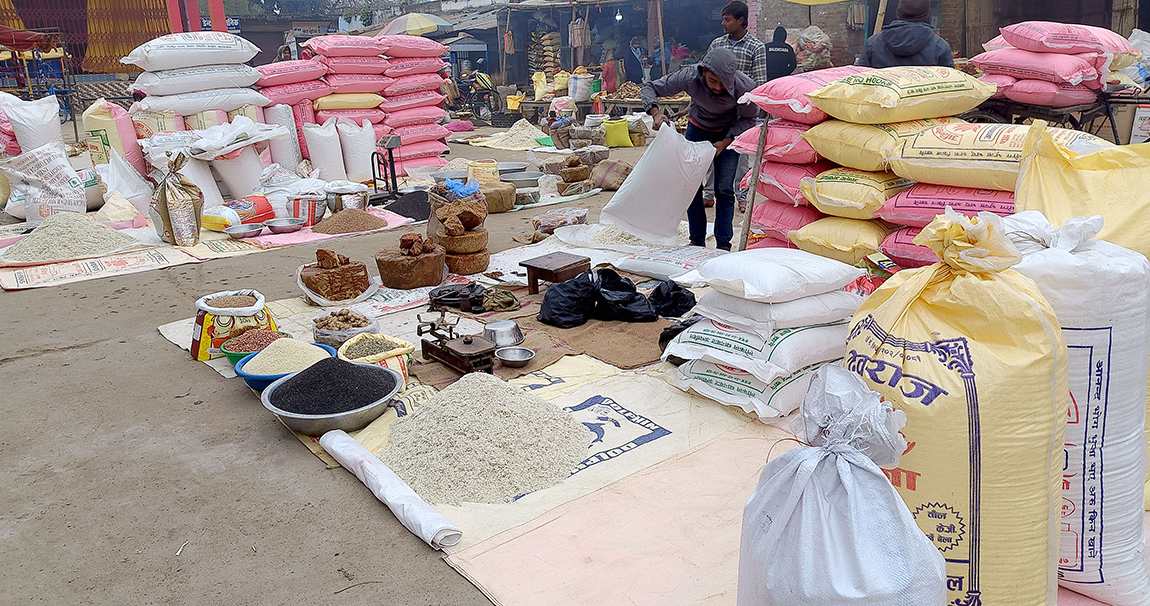 माघे सङ्क्रान्ति नजिकिँदै गर्दा महोत्तरीको सदरमुकाम जलेश्वर नगरपालिकाको वडा नं १ स्थित हटियामा व्यापारीले  बिक्री गर्न राखेको चिउरा, भूजा, तील, सख्खरलगायत  खाद्यान्न। माघ १ गते घिउ, चाकु,  चिउरा, भूजा, तीलको लड्डु, तरुल लगायत विभिन्न परिकार खाएर माघे सङ्क्रान्ति मनाउने चलन रहेको छ।  तस्बिरः  सञ्जीतकुमार मण्डल/रासस