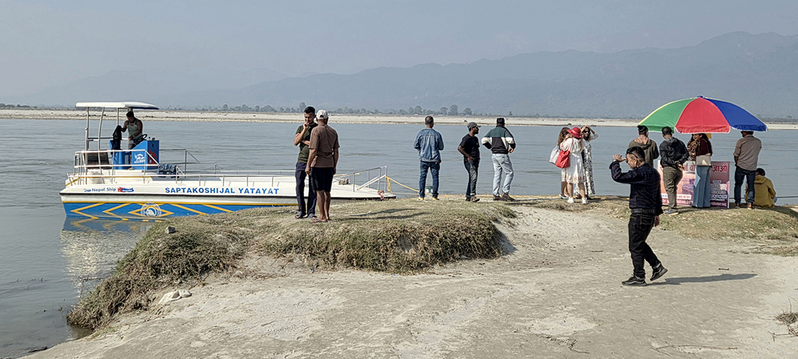 सुनसरीको बराहक्षेत्र नगरपालिका -६ स्थित बोराबाँधमा पर्यटकको सहजता र आकर्षणका लागि सञ्चालनमा ल्याइएको मोटरबोट। बोराबाँधबाट शिशौलियाघाट, तेह्र आरडी, चतराघाट र श्रीलंका टापुसम्म जलमार्ग हुँदै मनोरञ्जनात्मक यात्रा गर्न सकिन्छ। तस्बिरः संगीत राई/रासस