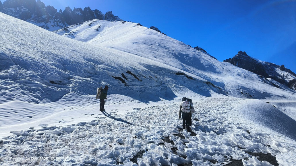 मुस्ताङको वारागुङ मुक्तिक्षेत्र गाउपालिका–५, साङ्ता गाउँ नजिकैको सेताम्मे हिउँ परेको उकालो बाटोमा हिड्दै गरेका पदयात्री। मुस्ताङको  वारागुङ मुक्तिक्षेत्र गाउँपालिका अन्तर्गत पाक्लिङ, फल्याक हुँदै साङ्ता गाउँ   र डोल्पाको छार्का ताङसोङ गाउँपालिकासम्मको भूभागमा  हिउँ परेकाले यहाँका स्थानीयवासीलाई आवतजावत गर्न समस्या भएको छ। तस्बिरः सुशीलबाबु थकाली/रासस