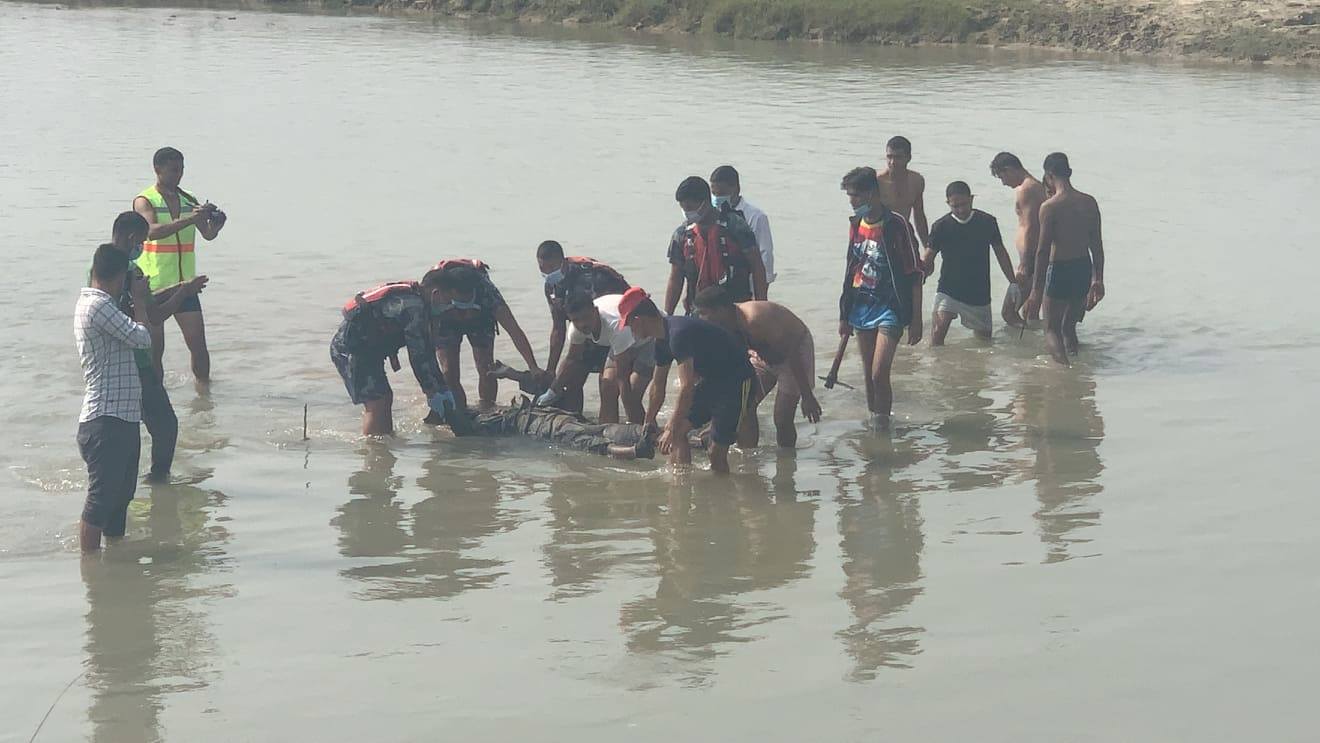 नदीमा गाडिएको प्रहरी जवान रामबहादुर साउदको शव निकाल्दै  प्रहरी। फाइल तस्बिर: सविता बुढा/सेतोपाटी।