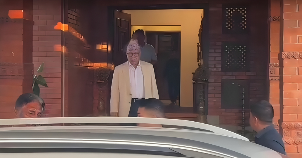 बूढानीलकण्ठस्थित देउवा निवासमा अध्यक्ष नेपाल। फाइल तस्बिर।