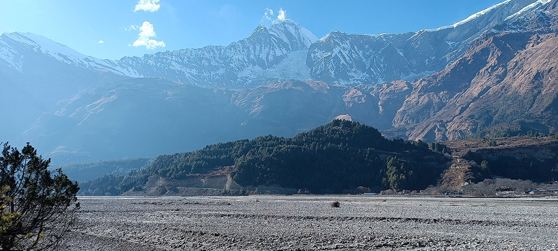 मुस्ताङको थासाङ गाउँपालिका–२ स्थित कालीगण्डकी बगरबाट सोमबार बिहान देखिएको धौलागिरि हिमाल र आसपासका क्षेत्र। समुद्री सतहदेखि ८ हजार १६७ मिटर उचाइ रहेको यो हिमाल विश्वको सातौँ अग्लो हिमाल हो। तस्बिरः सुशीलबाबु थकाली/रासस