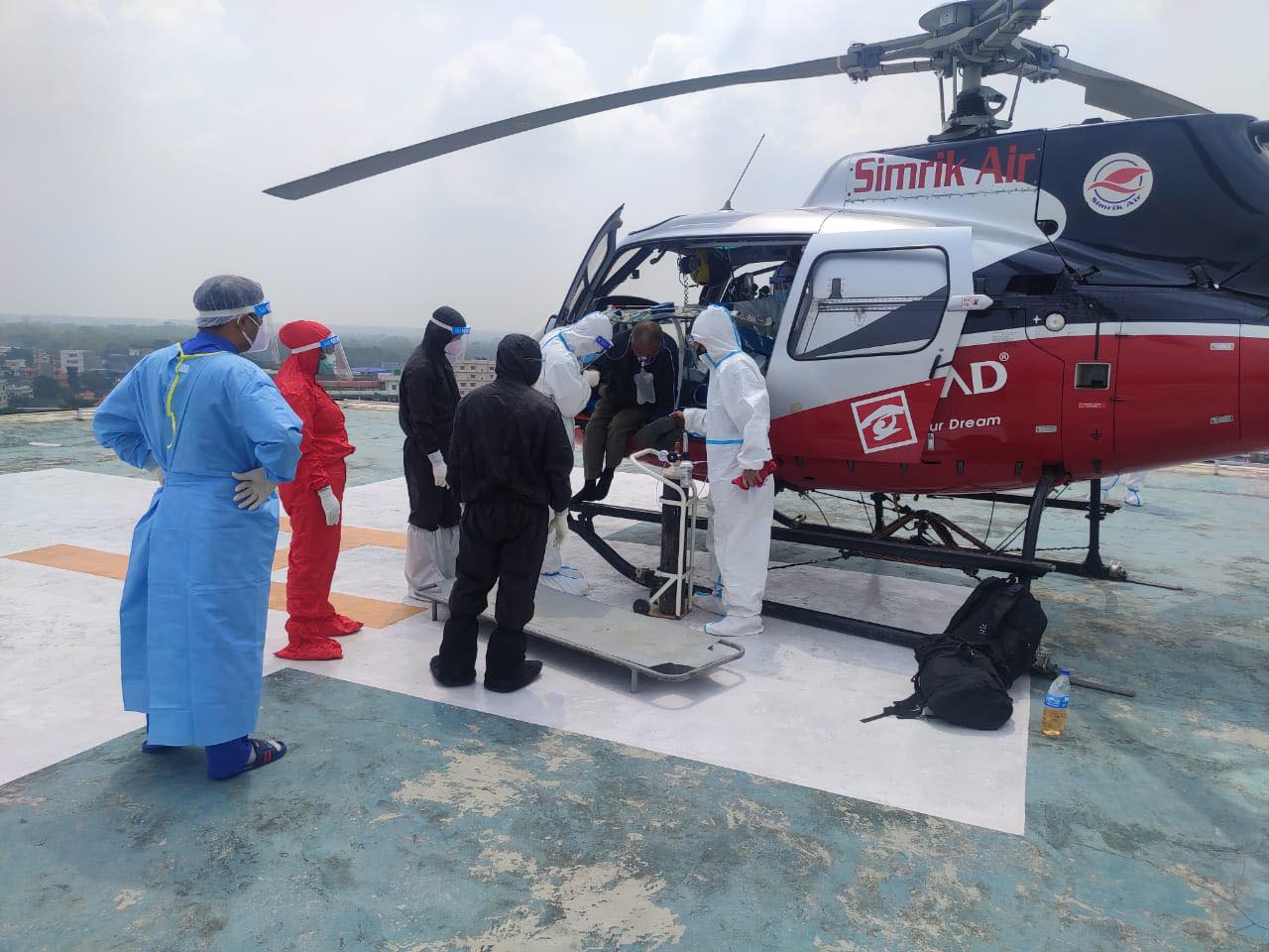 सिम्रिकको हेलिकप्टरबाट बिरामीलाई बिएन्डसी अस्पतालमा झारिँदै। तस्बिर: सेतोपाटी
