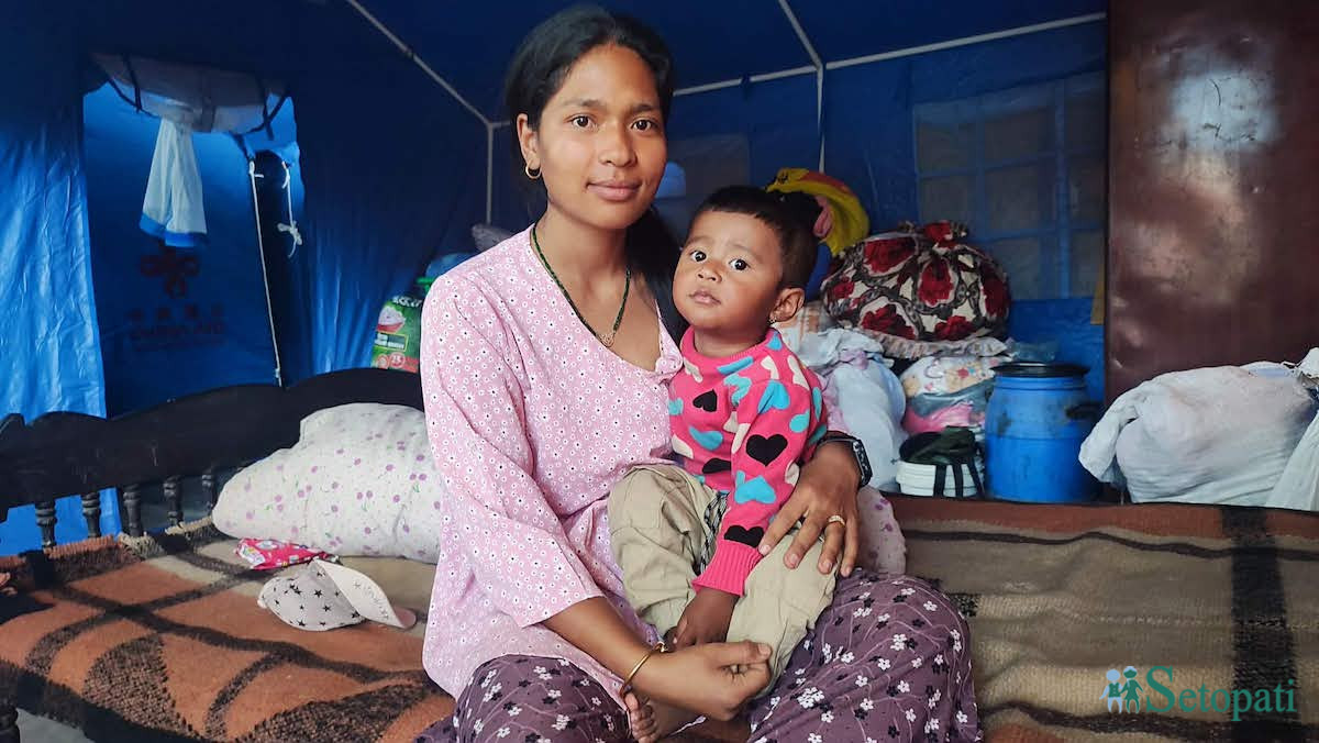 गृभानिका थापा मगर १८ महिनाको छोरासँग। तस्बिर: सरिशा अछामी/सेतोपाटी