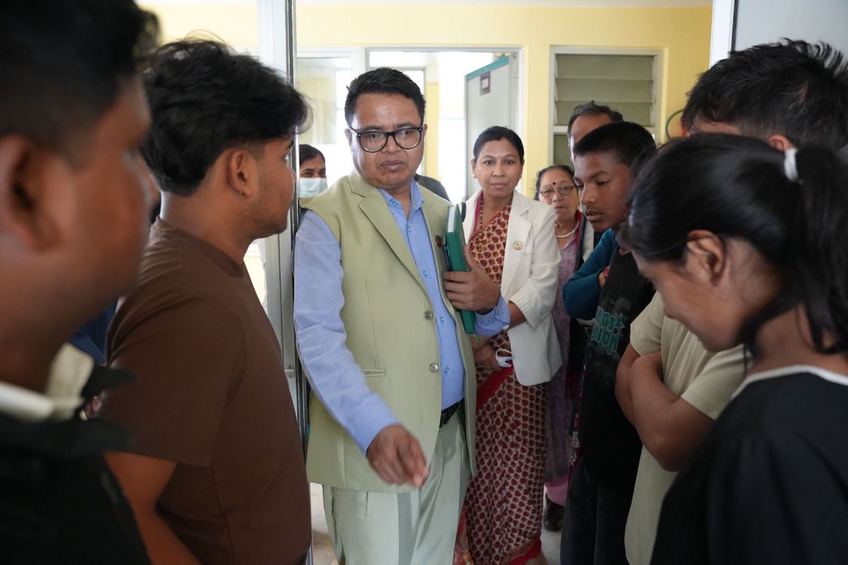 होल्डिङ सेन्टरमा सांसदहरू।