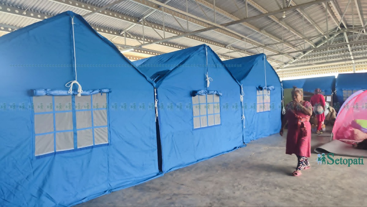 कीर्तिपुर होल्डिङ सेन्टरमा बनाइएका टेन्ट। तस्बिर: सरिशा अछामी/सेतोपाटी