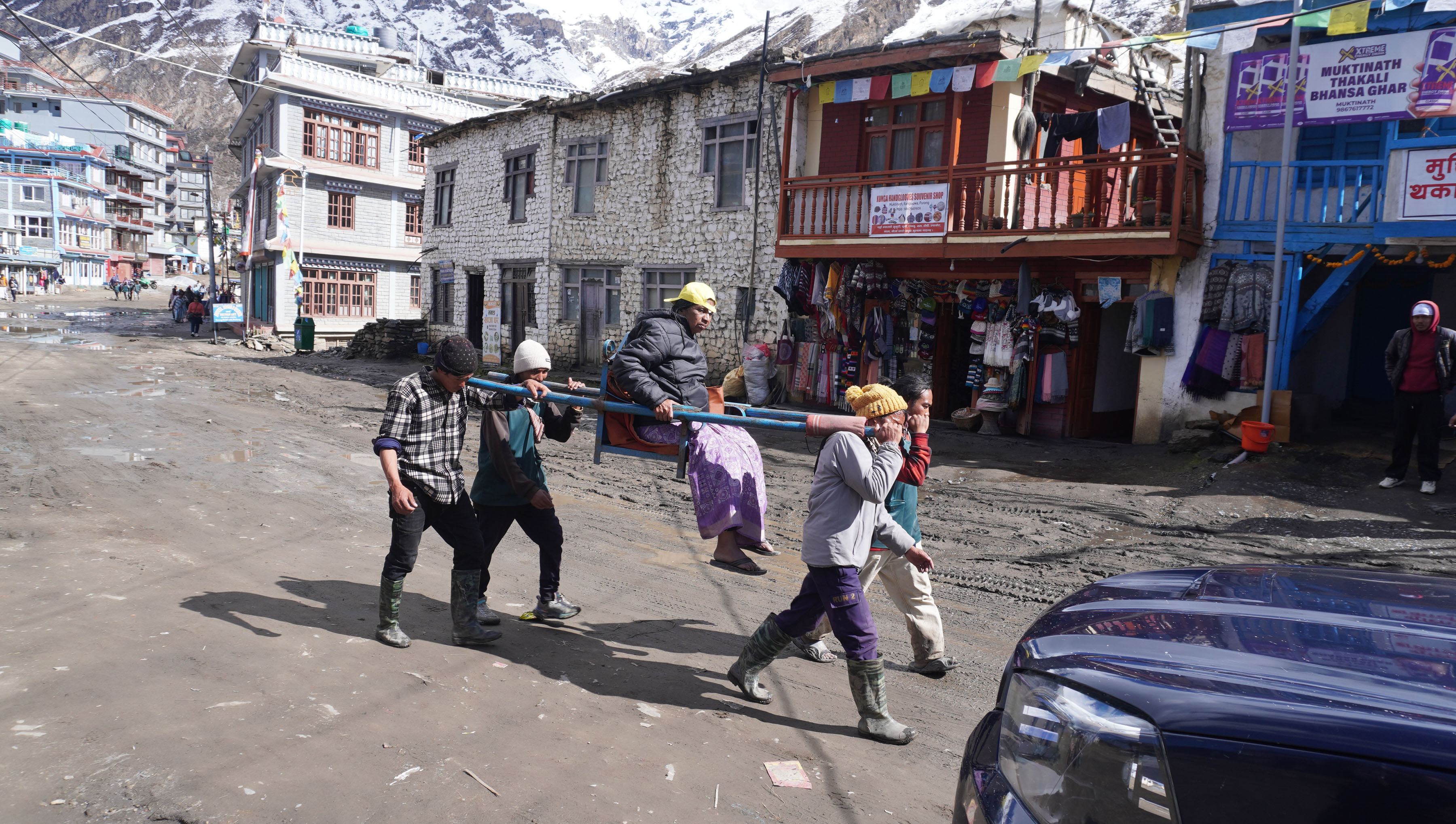 प्रसिद्ध धार्मिकस्थल मुक्तिनाथको दर्शन गरी डोली चढेर फर्किदैँ गरेका भारतीय दर्शनार्थी । मुक्तिनाथमा स्थानीय र मजदुरको सहकार्यमा मुक्तिनाथ जाने दर्शनार्थीहरूलाई डोली चढाएर लाने लैजाने सशुल्क सेवा उपलब्ध छ। तस्बिरः सुन्दरकुमार थकाली/रासस