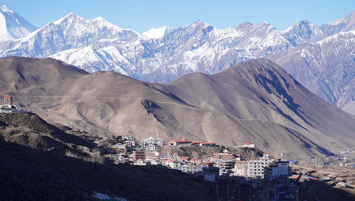 मुस्ताङको वारागुङ मुक्तिक्षेत्र गाउँपालिका–१ स्थित मुक्तिनाथ रानीपौवा बजार र आसपासका हिमशृङ्खला। तस्बिरः सुन्दरकुमार थकाली/रासस