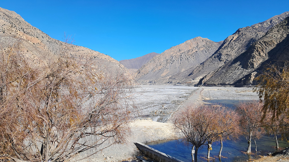 मुस्ताङको घरपझोङ गाउँपालिका–४ जोमसोमस्थित कालीगण्डकी नदी र पृष्ठभूमिमा आसपासका पहाड। तस्बिरः सुन्दरकुमार थकाली/रासस