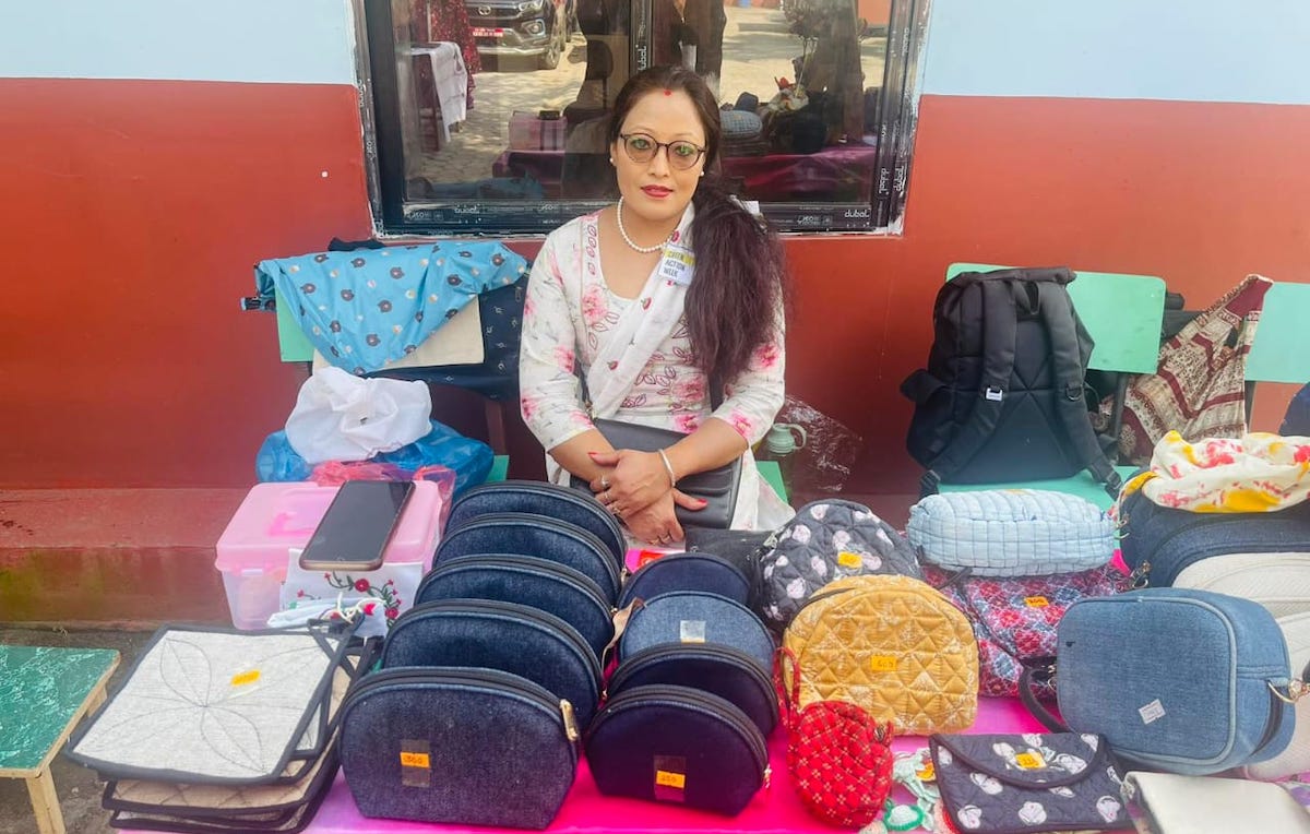 आफूले डिजाइन गरेका सामान प्रदर्शन गर्दै सुनीता श्रेष्ठ। सबै तस्बिर स्रोत: सुनीता